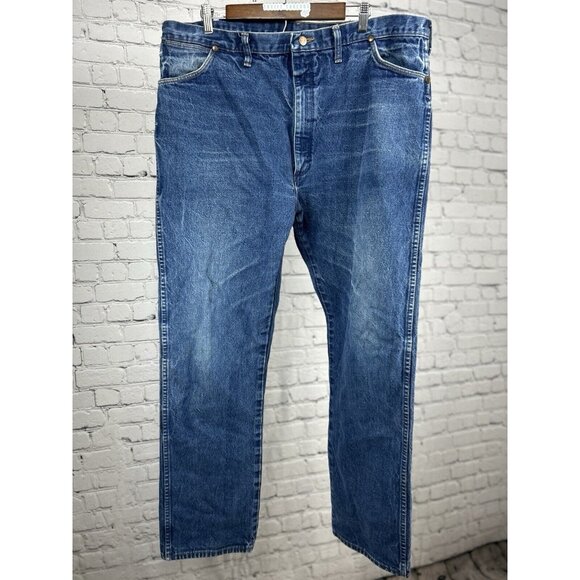Vintage Wrangler Blue Medium Wash 100% Cotton Distressed Jeans USA Size (42X32) - Picture 1 of 9